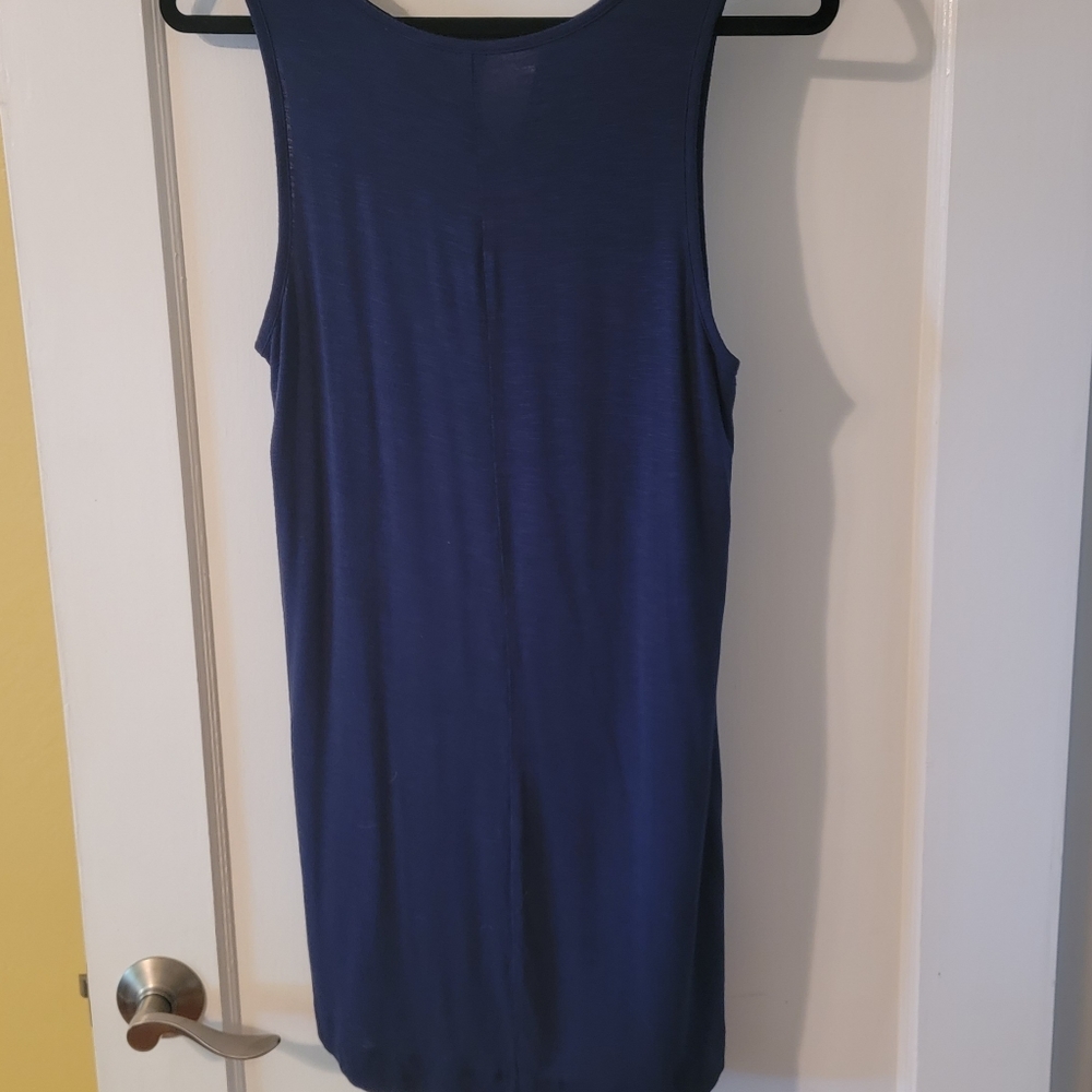 Old Navy Swing V-shaped cut out Nevk line Soft and Stretchy Tank - Picture 2 of 2